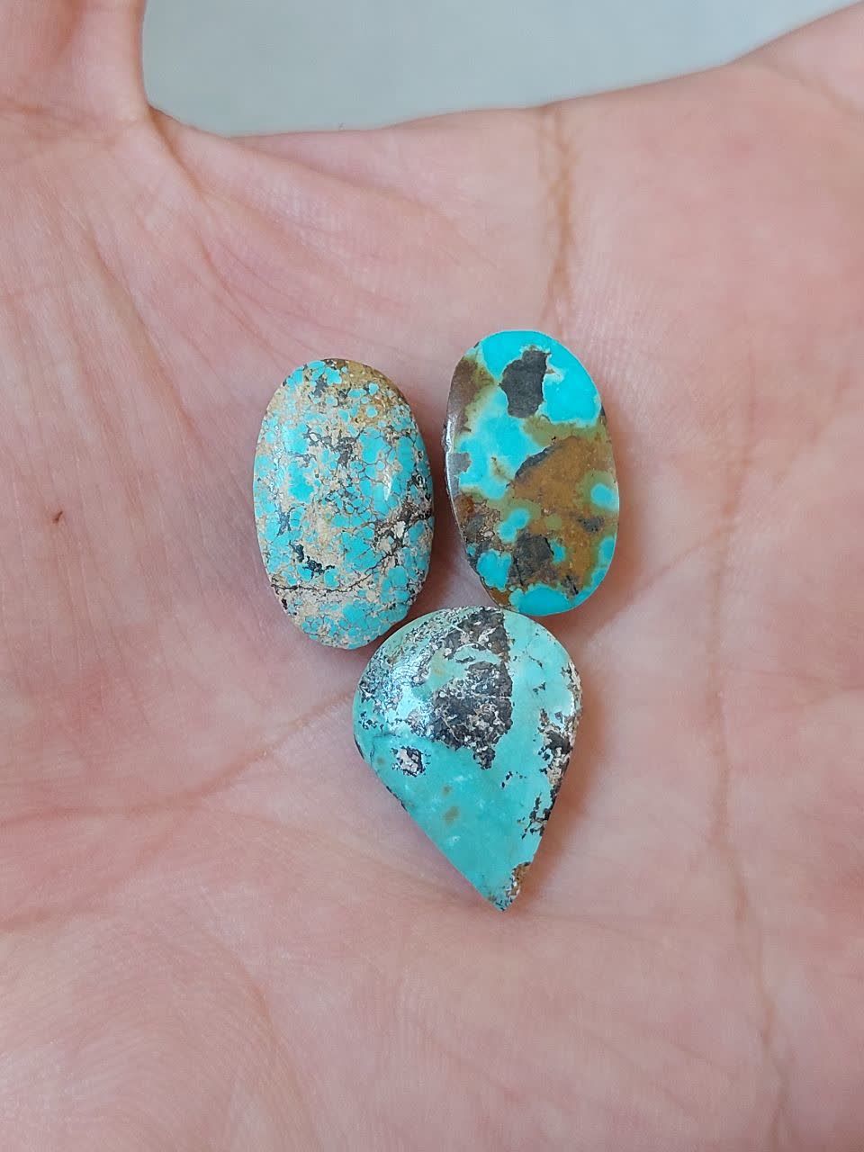 سه عدد فیروزه نیشابوری معدنی و طبیعی