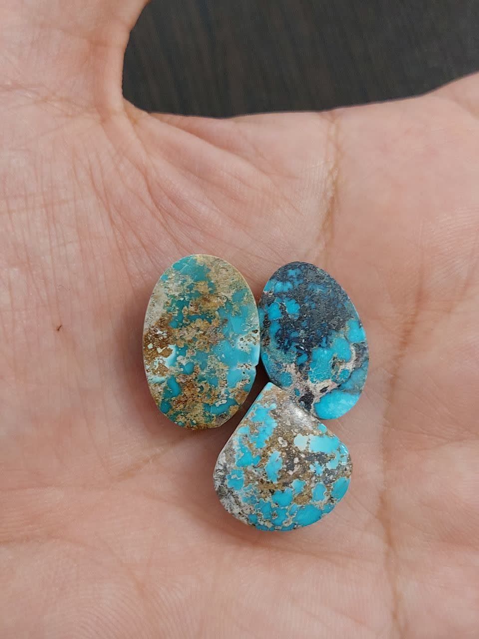 سه عدد فیروزه نیشابوری معدنی و طبیعی
