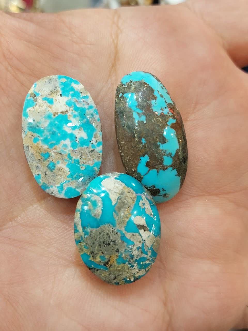 سه عدد فیروزه نیشابوری معدنی و طبیعی