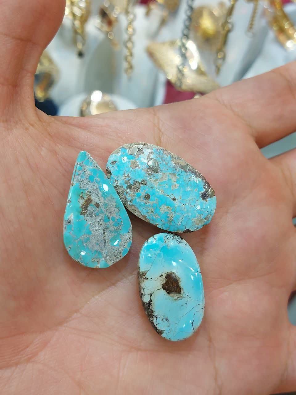 سه عدد فیروزه نیشابوری معدنی و طبیعی
