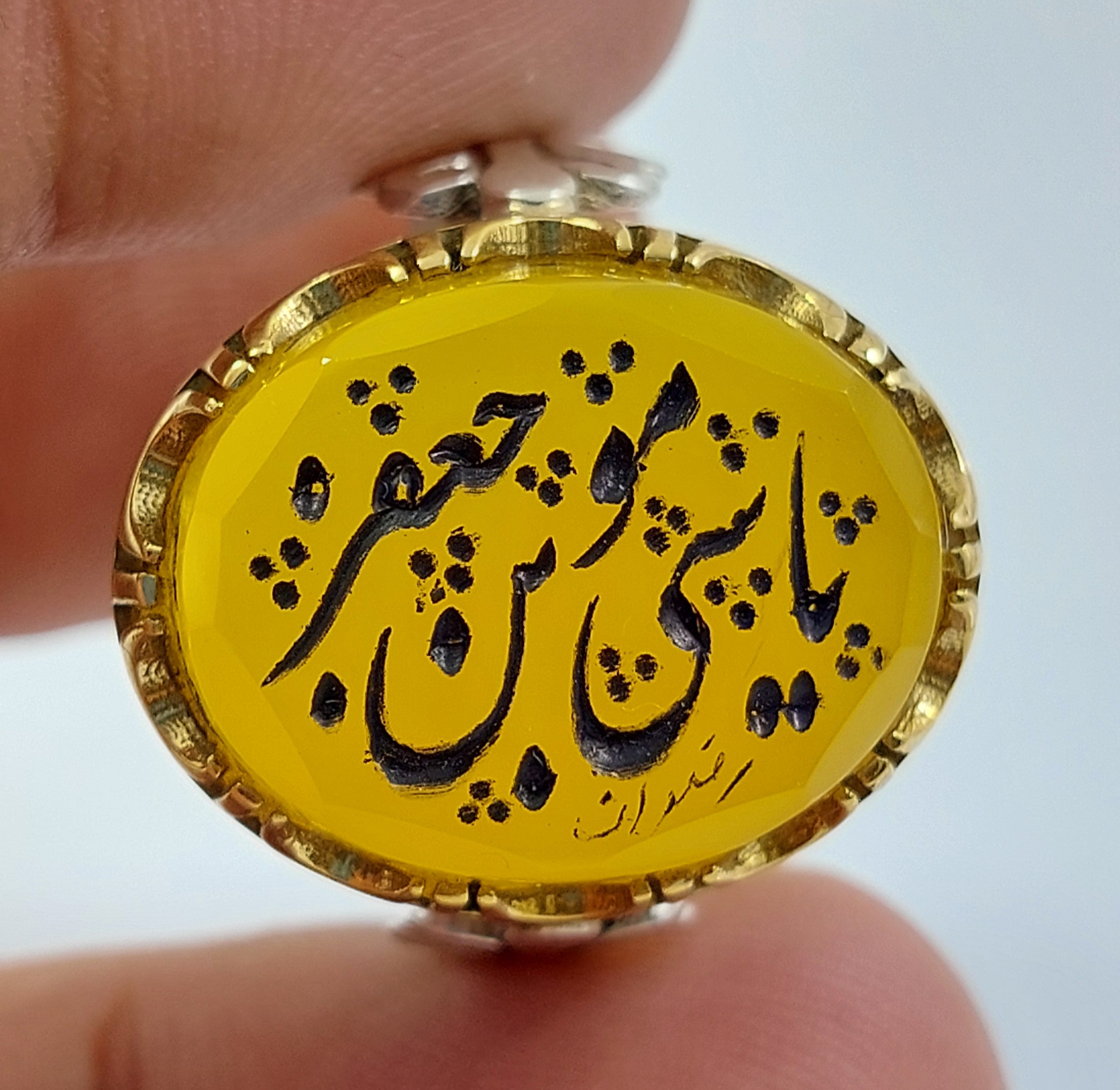 انگشتر نقره با نگین عقیق زرد با حکاکی یا موسی بن جعفر ع