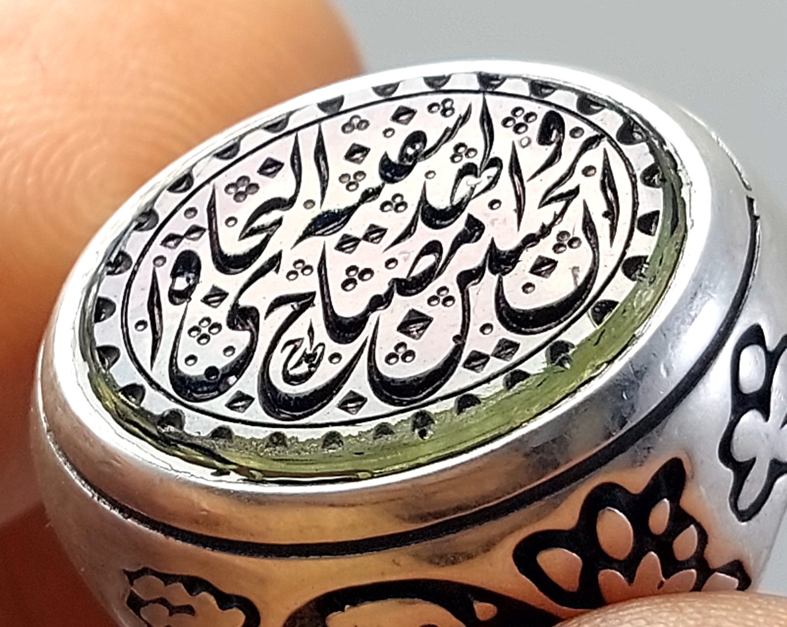 انگشتر نقره سندلوس با حکاکی ان الحسین مصباح الهدی و سفینه النجاه