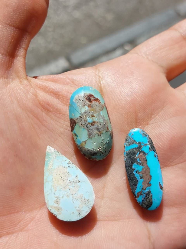 سه عدد فیروزه نیشابوری معدنی و طبیعی