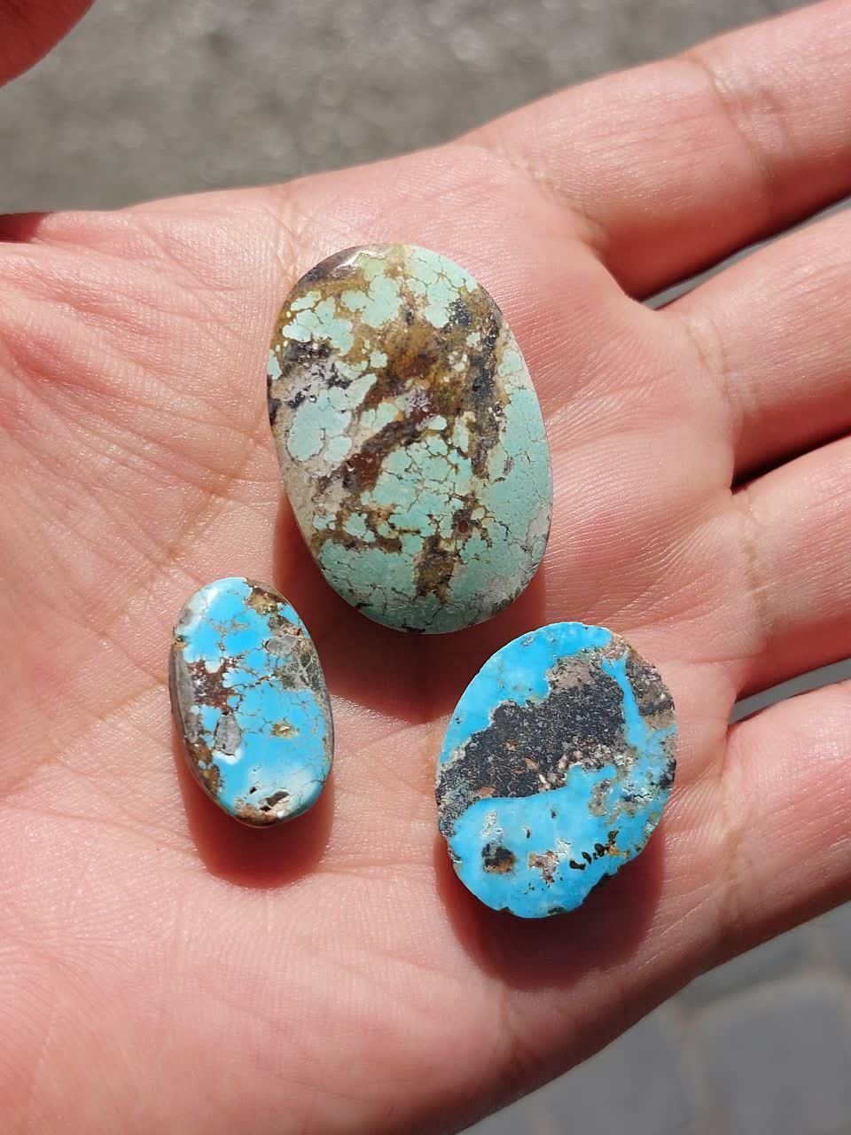 سه عدد فیروزه نیشابوری معدنی و طبیعی